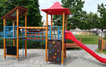 V Prostějově mají opravené hřiště, nové průlezky mají i děti v Jeseníku