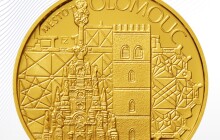 Česká národní banka vydala zlatou minci s motivy historického jádra Olomouce