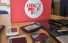 Žáci odevzdávají v&nbsp;rámci soutěže vysloužilé telefony. Ty se budou recyklovat