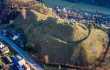 Tip na výlet: Hrad Hoštejn nabízí krásné výhledy. Jeho kamení posloužilo na stavbu železnice