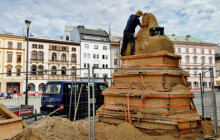 Představuje svobodu a doplní ji květiny. Na náměstí roste čtyřmetrová socha z písku