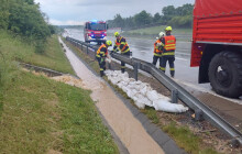 Bouřky a déšť komplikovaly dopravu. Hasiči zasahovali v pátek u 15 událostí