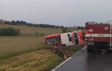 Havárie hasičské cisterny na Jesenicku. Komunikace je uzavřená