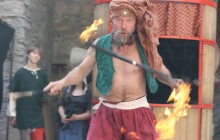 SOUTĚŽ: Myší dostihy a fakírské řemeslo na Sovinci. Vyhrajte vstupenky