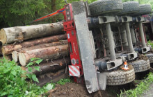 Převrátil se na lesní cestě. Škodu odhadla policie na půl milionu