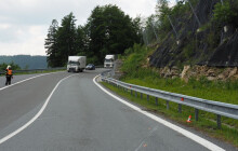 Nehoda motorkáře na Jesenicku. V zatáčce spadl na bok a narazil do svodidel