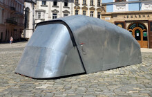 Na náměstí zaparkoval plechový pásovec. Umělecká instalace vychází ze socialismu