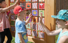 Návštěvníky provádí liška i jezevec. Získá naučná stezka Cenu kraje?