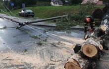 Hasiči v kraji od rána zasahují u desítek událostí spojených s bouřkami