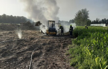 U stohu se slámou hořel nakladač. Škodu hasiči vyčíslili na 800 tisíc
