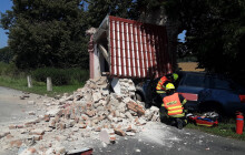 Narazil do kapličky. Hasiči zasahují na Prostějovsku