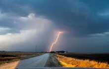 Meteorologové varují před velmi silnými bouřkami. Platí také povodňová bdělost