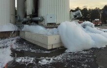 Hasiči museli v noci zasahovat u dvou požárů. Hořel asfalt i plastový odpad