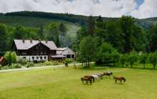 Penzion Račí údolí nabízí hřiště na fotbal i zázemí pro děti. Získá cenu kraje?