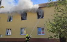 Požár domu v Příkazech. Jedna osoba se nadýchala kouře