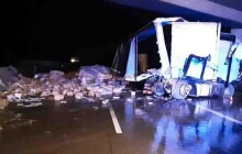 Na dálnici D35 boural kamion převážející knihy. Vysypaný náklad zablokoval oba jízdní pruhy