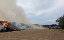 Na Šumpersku hořel stoh. Hasiči vyhlásili II. stupeň poplachu
