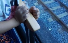 Dítě si ve vlaku zaklínilo ruku. Chlapce museli zachránit hasiči