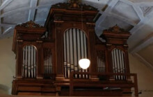 Opravenému nástroji požehná arcibiskup. Na sobotínské varhany se poskládali lidé