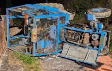 Senior popil a sedl do traktoru. Ujel 22 metrů a s traktorem se převrátil