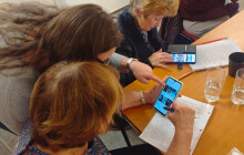 Naučí se s telefony i počítači. Maltézská pomoc vypsala kurzy pro seniory