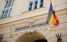 Filozofická fakulta UP veřejně podpořila LGBT komunitu, vyvěsila vlajku