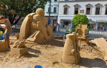 Prostějovské náměstí zasypal písek. Je tu beachvolejbal i sochy z písku