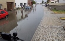 Následky silných dešťů zaměstnávají hasiče. Odčerpávají vodu a odstraňují stromy