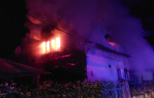 Požár domu na Šumpersku. Oheň se rozšířil na střechu