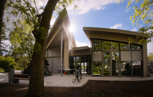 Kdo se chce zchladit, může do botanické. Stinný kout je pro návštěvníky otevřený