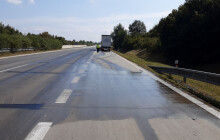 Dálnici uzavřeli. Kamion narazil do svodidel