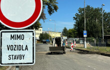 Město uzavřelo křižovatku Tovární a Vejdovského. Na týden