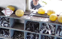 VIDEO: Vloupal se do montážní haly. Poznáváte jej?