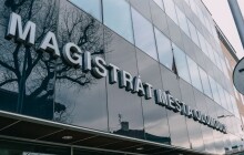 Je to jak sednout z mercedesu na tříkolku, zní ze stavebních úřadů