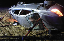 Nehoda u Staré Vsi. Řidič po několika otočkách s autem skončil na poli