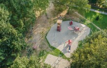 Nové hřiště pro děti. Proletí se letadlem a projedou se i na skluzavce