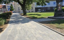 Nový chodník na Vojáčkově náměstí. Přišel na 700 tisíc