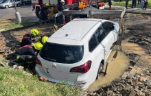 Havárie vodovodního řadu v Olomouci. Hasiči tahali i auta z vody
