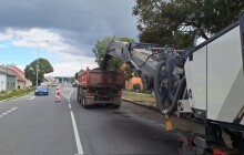 Oprava silnice 46 se naplno rozjela. Silničáři frézují starý asfalt