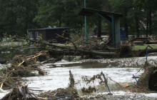 Zdevastované hřiště a metr vody v domech. Vedení Hanušovic vyhlašuje sbírku