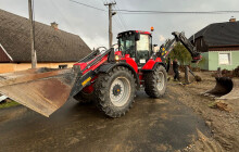 Pásová rypadla a jeřáby. Hasiči odklízí škody s těžkou technikou