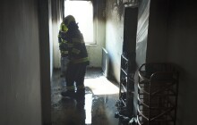 Požár bytu v Mohelnici. Hasiči evakuovali 35 lidí