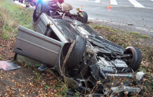 Auto na střeše v příkopu. Řidička nezvládla smyk na mokré vozovce