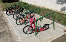 Sedmdesát nových stojanů na kola pro Olomouc. Stojí u škol a školek