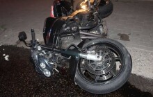 Motorkář ujížděl policii. Nakonec naboural do policejního auta