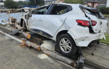 VIDEO: Ze zdevastované cesty spadlo auto do řeky. Hasiči zachránili starší pár
