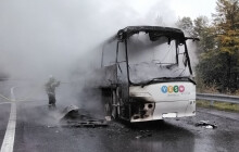 Nehoda na dálnici a hořící autobus. Hasiči likvidovali dvě nebezpečné situace