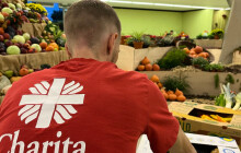 Ovoce z Flory poputuje k potřebným. Míří do potravinových sbírek