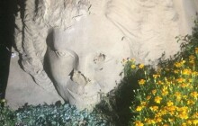 Bodal do ní nožem. Vandal poškodil pískovou sochu na Horním náměstí