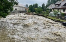 Silné deště rozvodnily řeku Bělou v Jeseníkách. Hasiči odčerpávají vodu ze zatopených sklepů